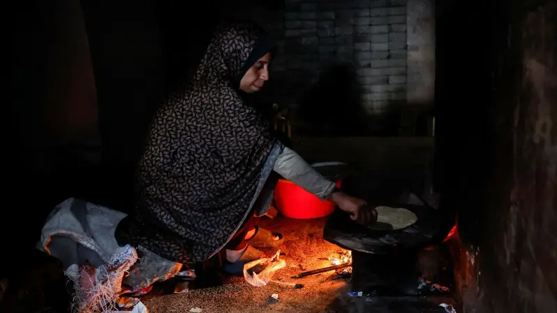 "بيوت الألياف الزجاجية".. حل مؤقت لإيواء نازحي غزة