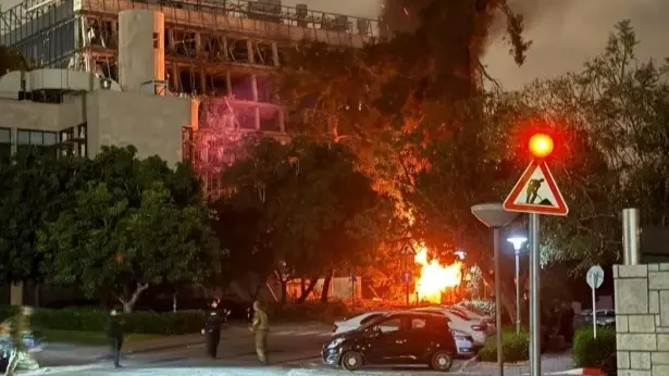 فيديو - ضربة صاروخية إيرانية تصيب معهد وايزمان البحثي في إسرائيل