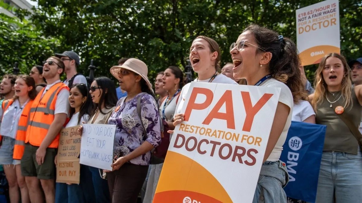 في ذروة الإنفلونزا.. إضراب أطباء إنجلترا يهدّد النظام الصحي 