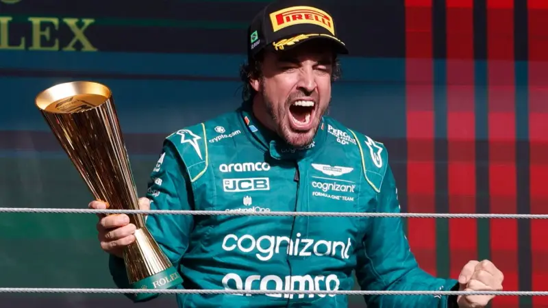 فيرناندو ألونسو يُمدد عقده مع أستون مارتن حتى عام 2026