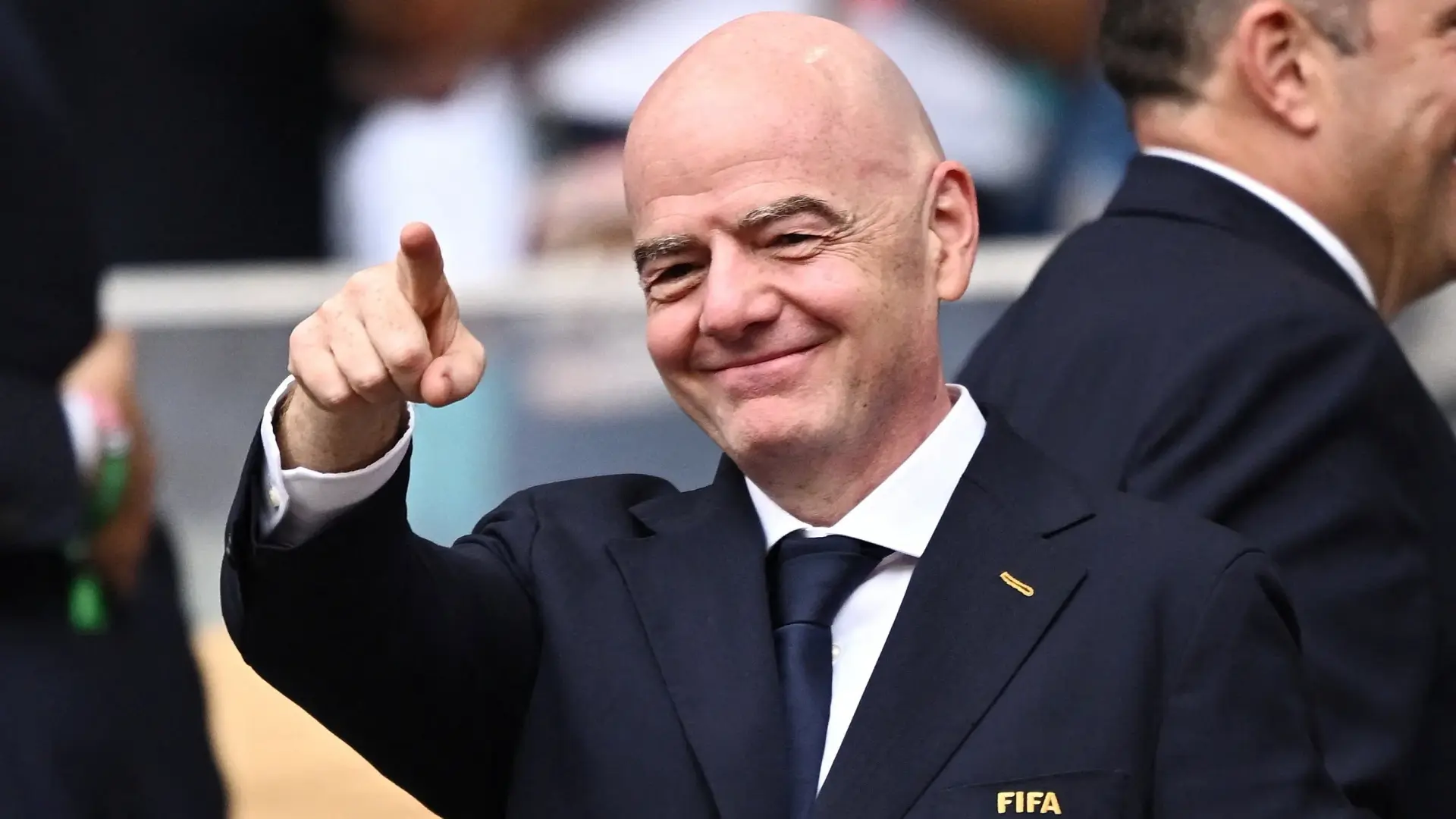 رئيس الفيفا في كولومبيا لحضور تنصيب دي لا إسبرييا في ظل ضغوط أوروبية (رويترز) رئيس الفيفا في كولومبيا لحضور تنصيب دي لا إسبرييا في ظل ضغوط أوروبية (رويترز)