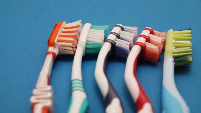 رذاذ ماء المرحاض يلوّثها.. لا تضع فرشاة الأسنان بالحمّام