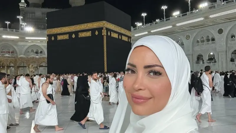 صور - إطلالة نسرين طافش بالحجاب.. إطلالة روحانية من مكة والمدينة