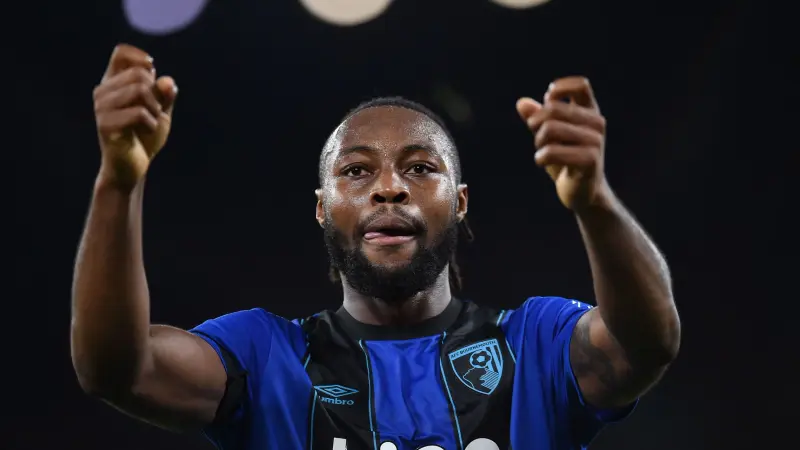 مفاجأة في عقد سيمينيو.. هل يرحل عن بورنموث في الشتاء وسط اهتمام الكبار؟