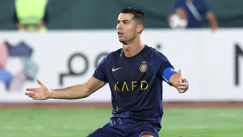 دفاعا عن رونالدو.. لاعب برشلونة السابق ينتقد "المدربين الصُلع"