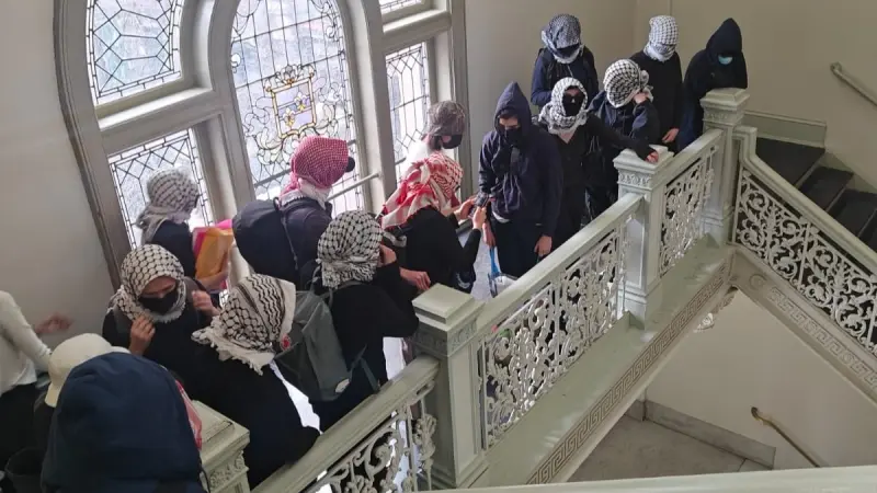 فيديو - متظاهرون مؤيدون للفلسطينيين يقتحمون "كلية برنارد" بنيويورك