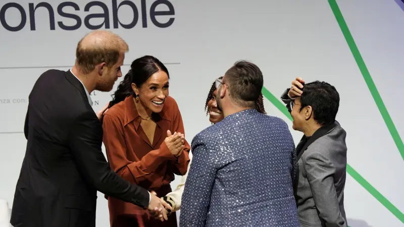 فيديو - ميغان ماركل تُثير الغضب.. تصرّف غريب في مكان وفاة الأميرة ديانا