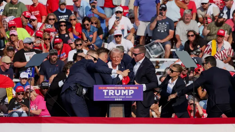 فيديو - "دعني أحصل على حذائي".. طلب "غريب" لترامب بعد محاولة اغتياله