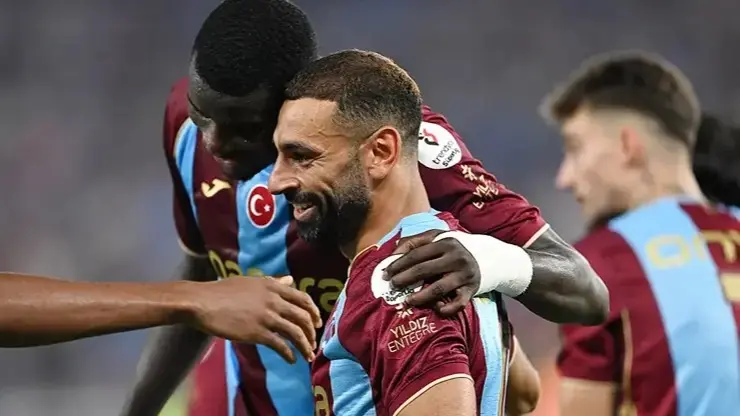 محمد صلاح يجد طريق الشباك ويحتفل مع جماهير طرابزون سبور (إكس) محمد صلاح يجد طريق الشباك ويحتفل مع جماهير طرابزون سبور (إكس)