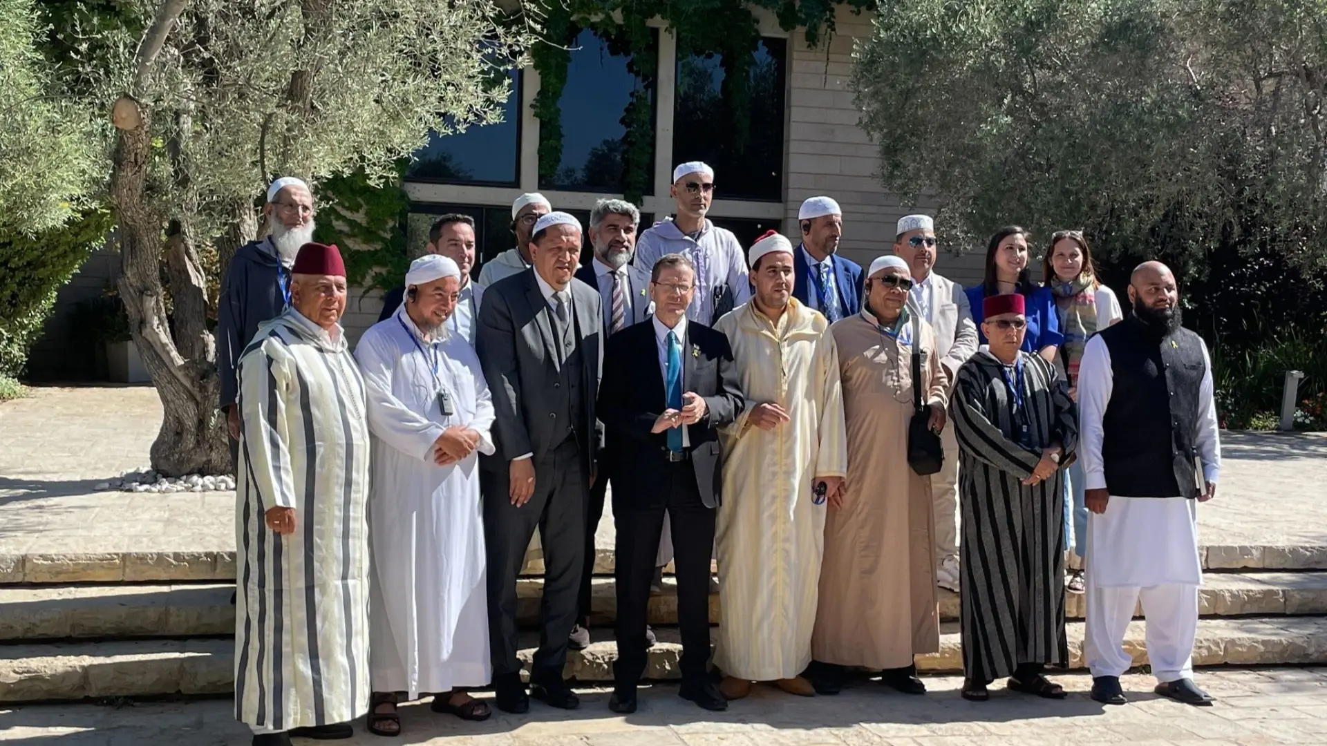 آخر أخبار إسرائيل: صورة - أئمة مساجد في أوروبا لرئيس إسرائيل: ندعو الله أن  يعود الأسرى - المشهد