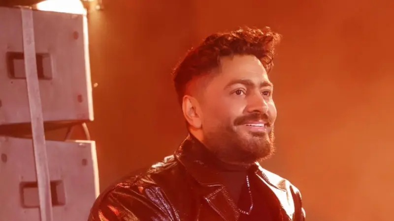 فيديو - زميلة الدراسة تفاجئ تامر حسني بتصرف غير متوقع