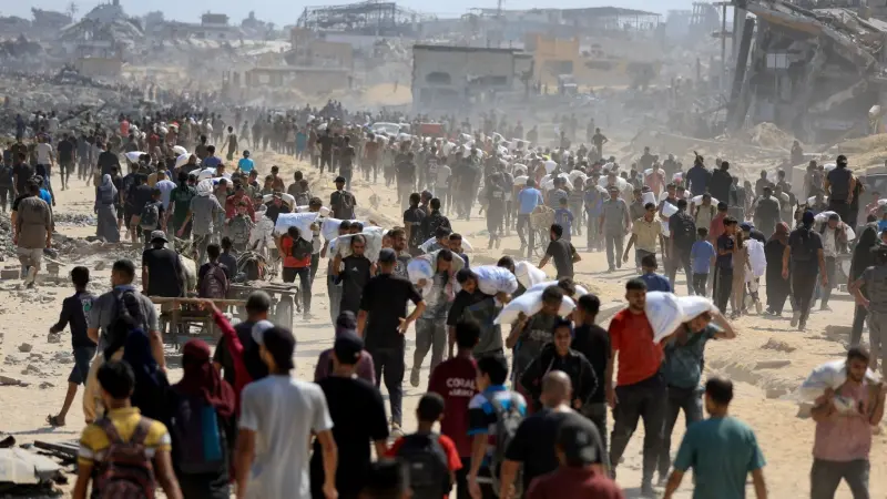 مجزرة خلال توزيع مساعدات في غزة.. والأغذية العالمي: المشهد مروّع