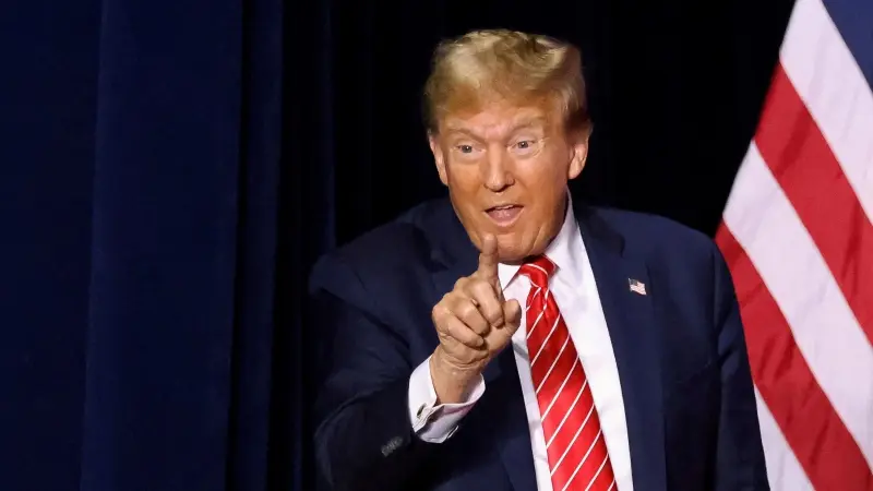 بسبب الصين.. ترامب يهدد كندا برسوم جمركية بنسبة 100%