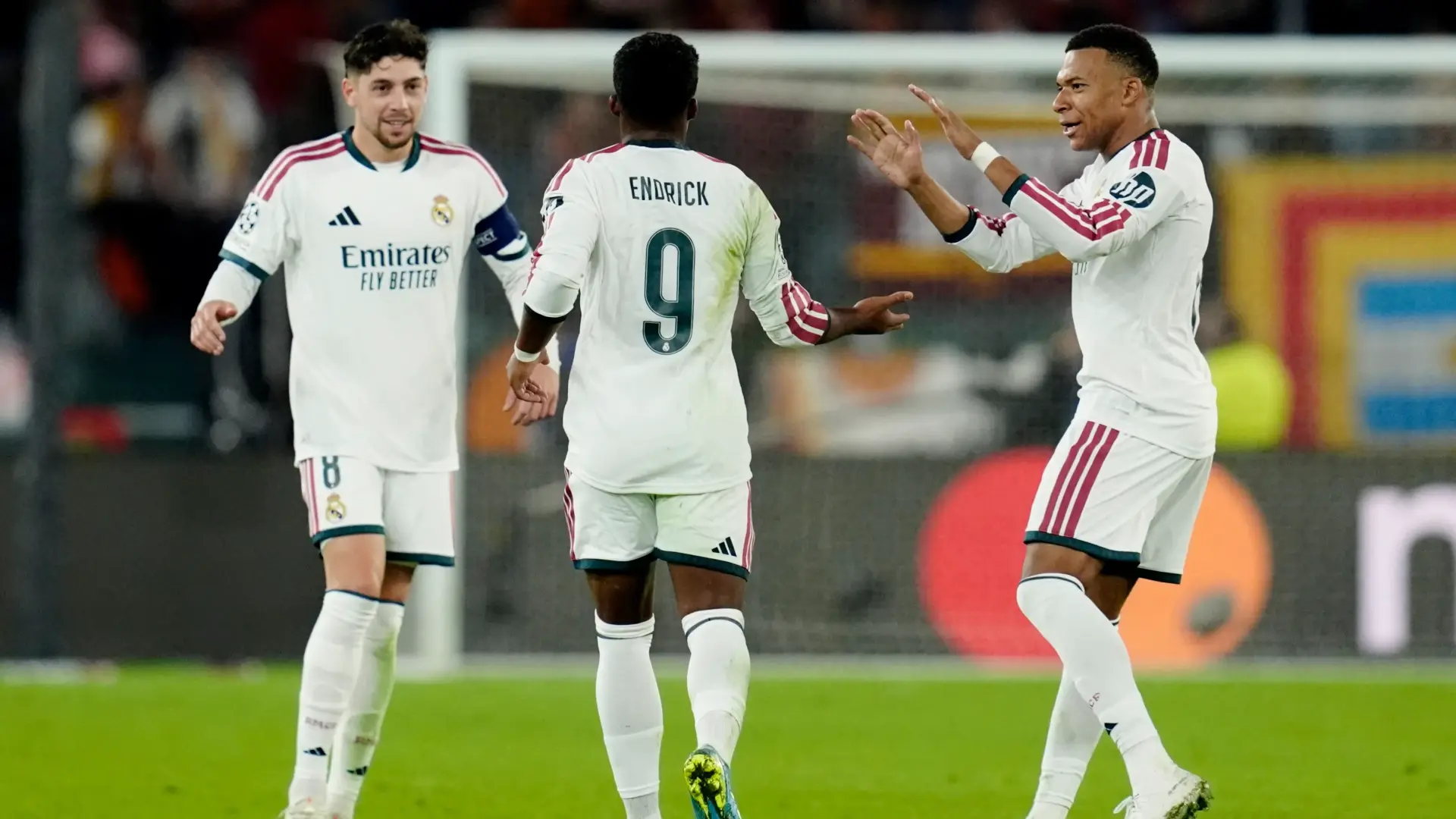 ريال مدريد حقق عودة مثيرة أمام روما في "الأولمبيكو" (رويترز) ريال مدريد حقق عودة مثيرة أمام روما في "الأولمبيكو" (رويترز)