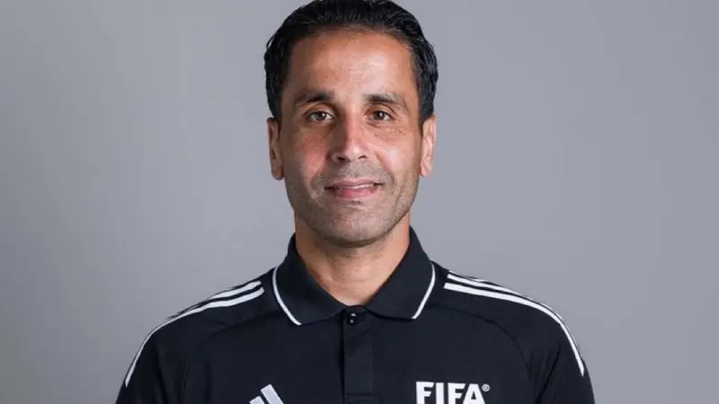 ما سبب إيقاف الحكم الليبي معتز إبراهيم؟