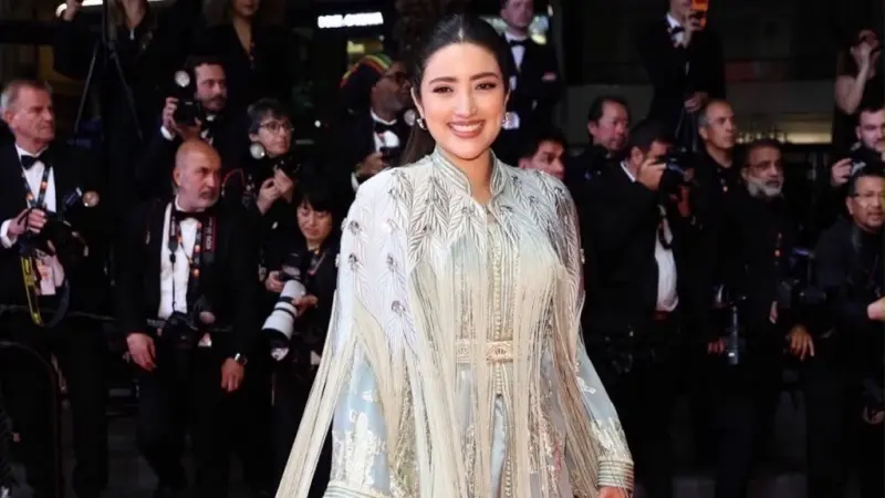 حضور مغربي لافت في كان.. فيريال زياري تتألق بالقفطان
