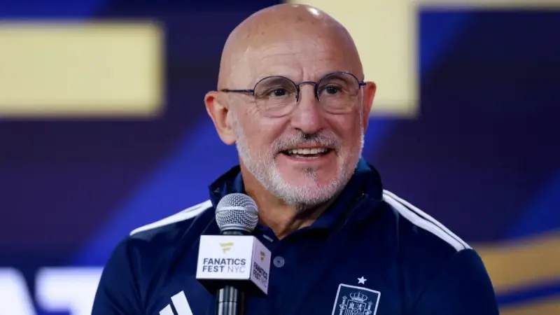 منتخب إسبانيا - لويس دي لا فوينتي يجدد عقده مع أبطال العالم حتى 2032