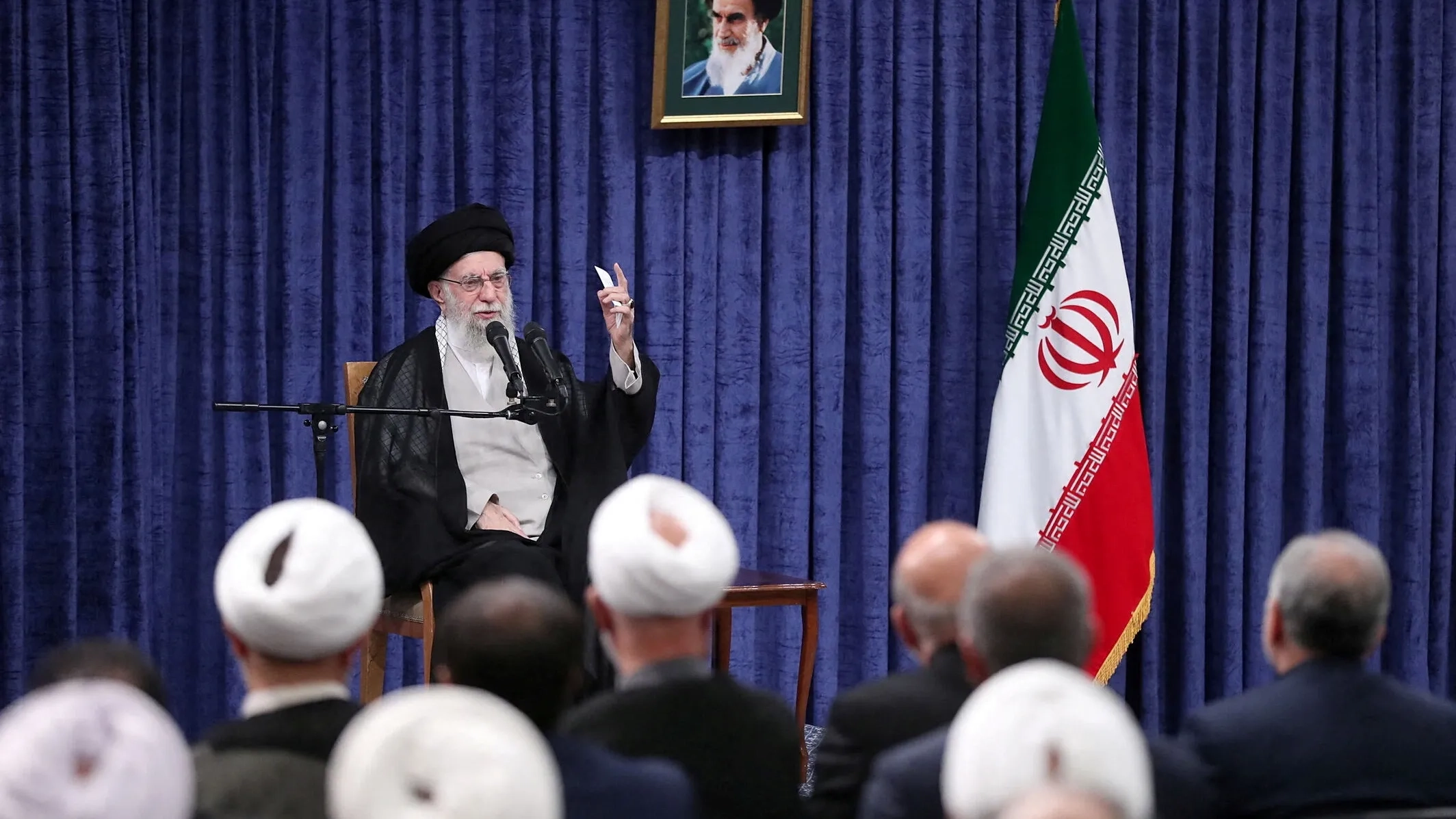 "مجرم".. رسالة نارية من خامنئي إلى ترامب 