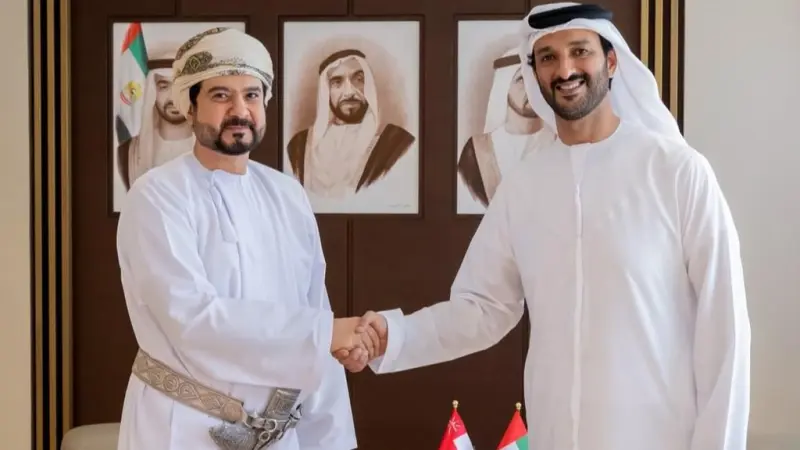 الإمارات وسلطنة عُمان تبحثان توسيع التعاون الاقتصادي في القطاعات الحيوية