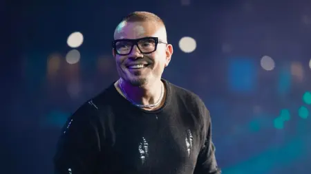 يرتدي ثروة في يده.. ساعة عمرو دياب تثير الجدل هذا سعرها