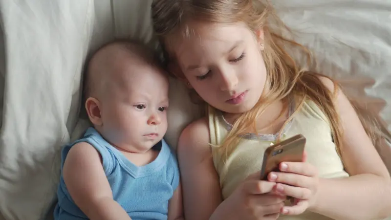 للأطفال.. ما خطورة الاستخدام المبكر للهاتف المحمول؟