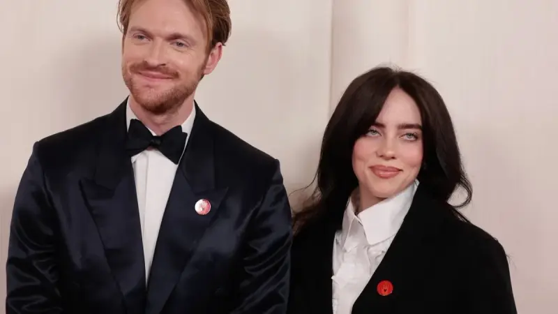 صور - بدبابيس حمراء.. نجوم هوليوود يتضامنون مع غزة في حفل الأوسكار