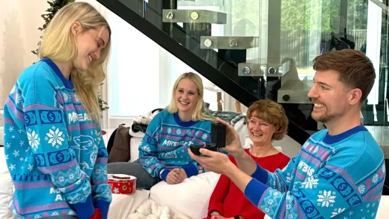 من هي ثيا بويسن خطيبة مستر بيست؟