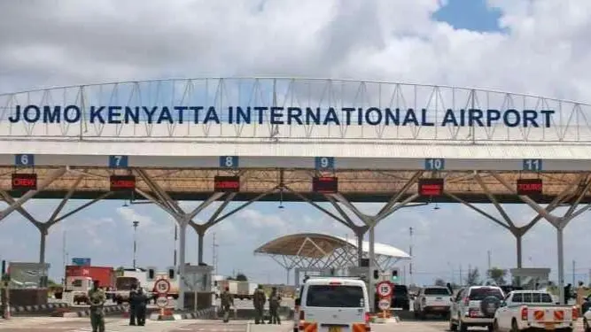 فيديو - قرب مدرجات الإقلاع والهبوط.. ما سبب حريق مطار نيروبي؟