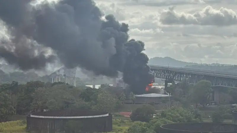 فيديو - انفجار ناقلة نفط قرب "جسر الأميركتين" في مدينة بنما