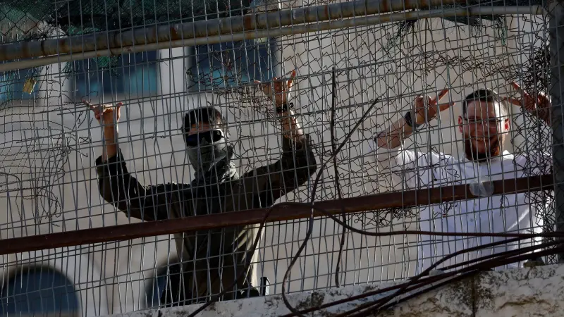 فيديو - فلسطيني ينقل مضرجا بالدماء بعد اعتداء مستوطنين وسط الضفة