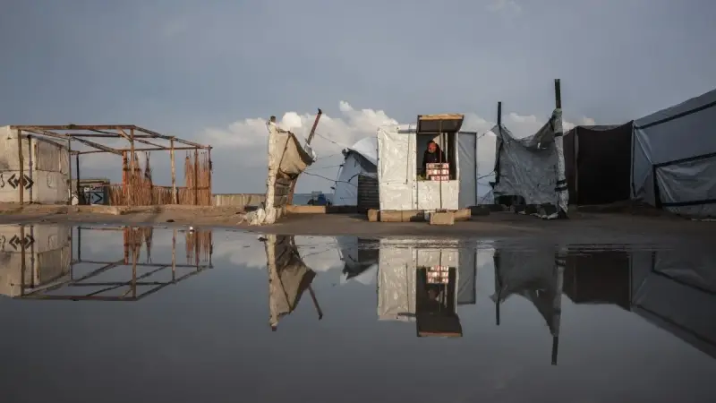 فيديو - "سنموت خلال 3 أيام".. عاصفة بايرون تضرب غزة وتغرق الخيام