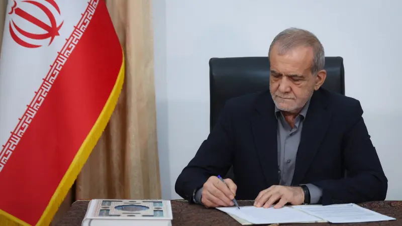 الرئيس الإيراني يواجه معركة داخلية.. من يقود المفاوضات؟