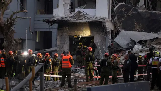 فيديو - لحظة استهداف إسرائيل قادة إيران داخل غرفة العلميات في الحرب