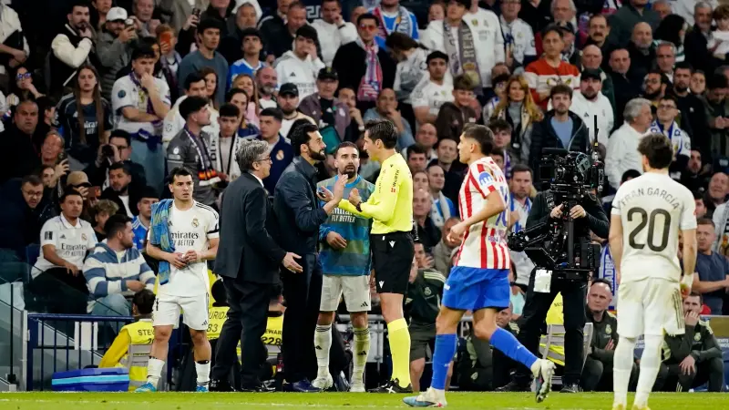 ماذا دار بين أربيلوا وحكم الريال حول طرد فالفيردي المثير؟