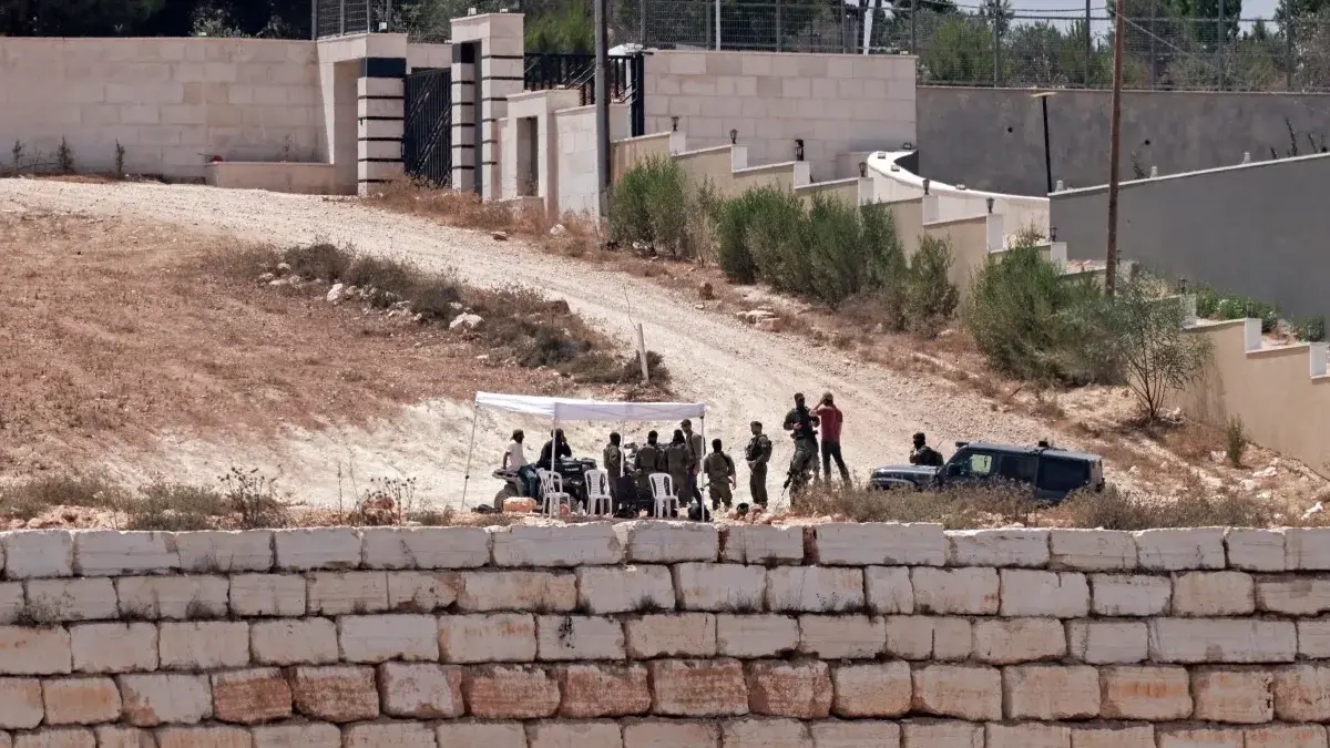 الجيش الإسرائيلي في مرمى الانتقادات بعد فشله في إنهاء حصار مستوطنين لمنازل فلسطينيين (أ ف ب) الجيش الإسرائيلي في مرمى الانتقادات بعد فشله في إنهاء حصار مستوطنين لمنازل فلسطينيين (أ ف ب)