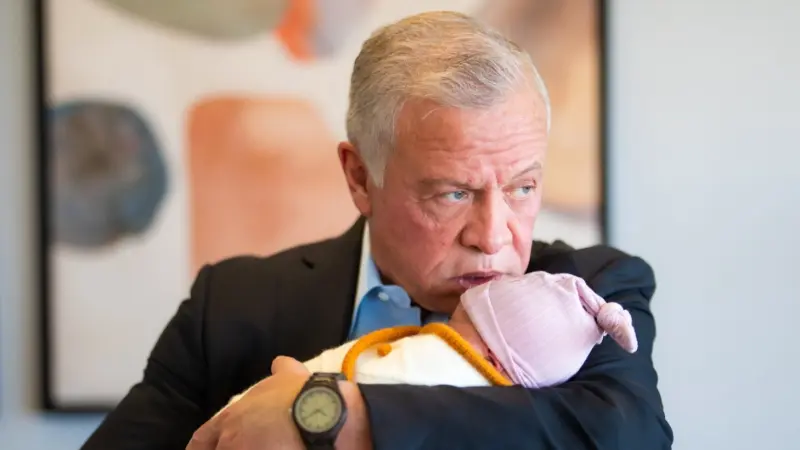 صور - هكذا علّق ملك وملكة الأردن على ولادة حفيدتهما الثانية أمينة