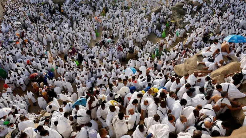 الحجاج يؤدون رمي الجمرات الـ3 في ثاني أيام التشريق
