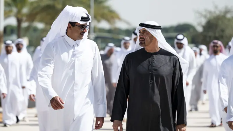 رئيس الإمارات وأمير قطر يبحثان الجهود المبذولة بشأن التطورات الإقليمية