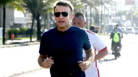 فيديو - ركض في منطقة شعبية.. ماكرون يمارس الرياضة في الإسكندرية