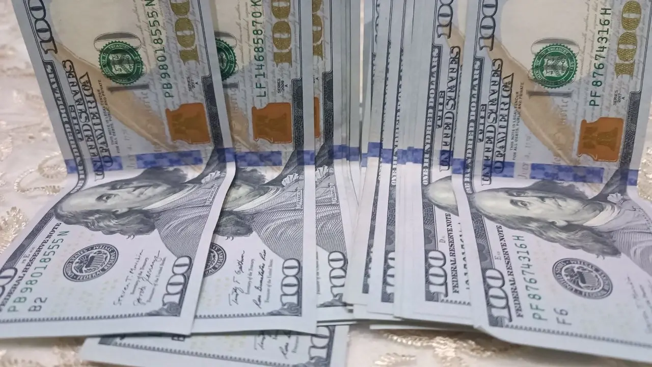 ارتفاع ملحوظ للدولار في السوق السوداء بالمحافظات السورية ارتفاع ملحوظ للدولار في السوق السوداء بالمحافظات السورية