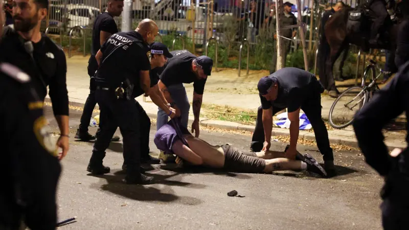 فيديو - تل أبيب تشتعل.. اشتباكات عنيفة بين المتظاهرين والشرطة