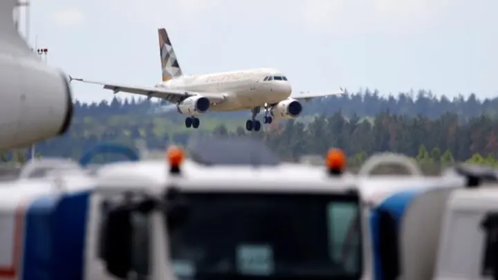 الاتحاد الأوروبي يستعد لتقاسم وقود الطائرات مع تناقص الإمدادات