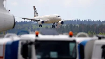 الاتحاد الأوروبي يستعد لتقاسم وقود الطائرات مع تناقص الإمدادات