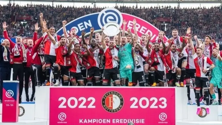 نجم مانشستر يونايتد وريال مدريد السابق يرحل عن التدريب في الدوري الهولندي