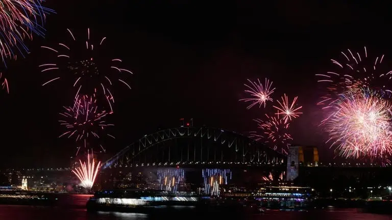 شاهد.. ألعاب نارية مبهرة في أوكلاند احتفالا بالعام الجديد