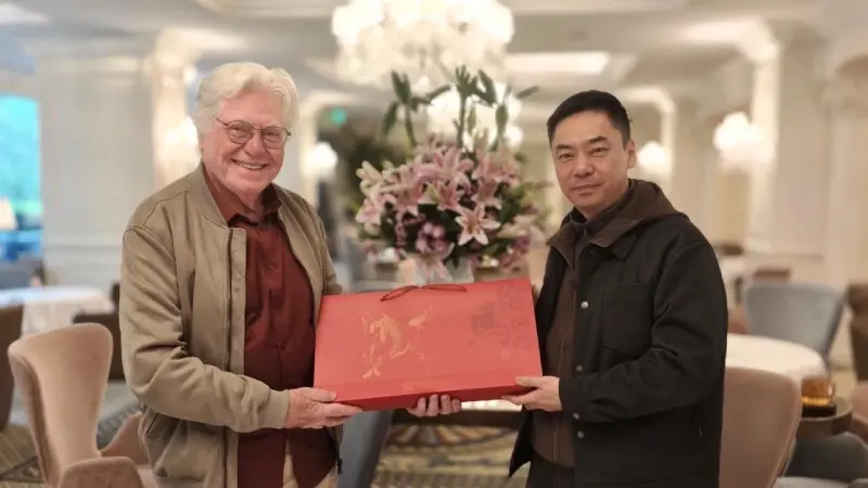 حسين فهمي يناقش توسيع الشراكة بين مهرجاني القاهرة وبكين