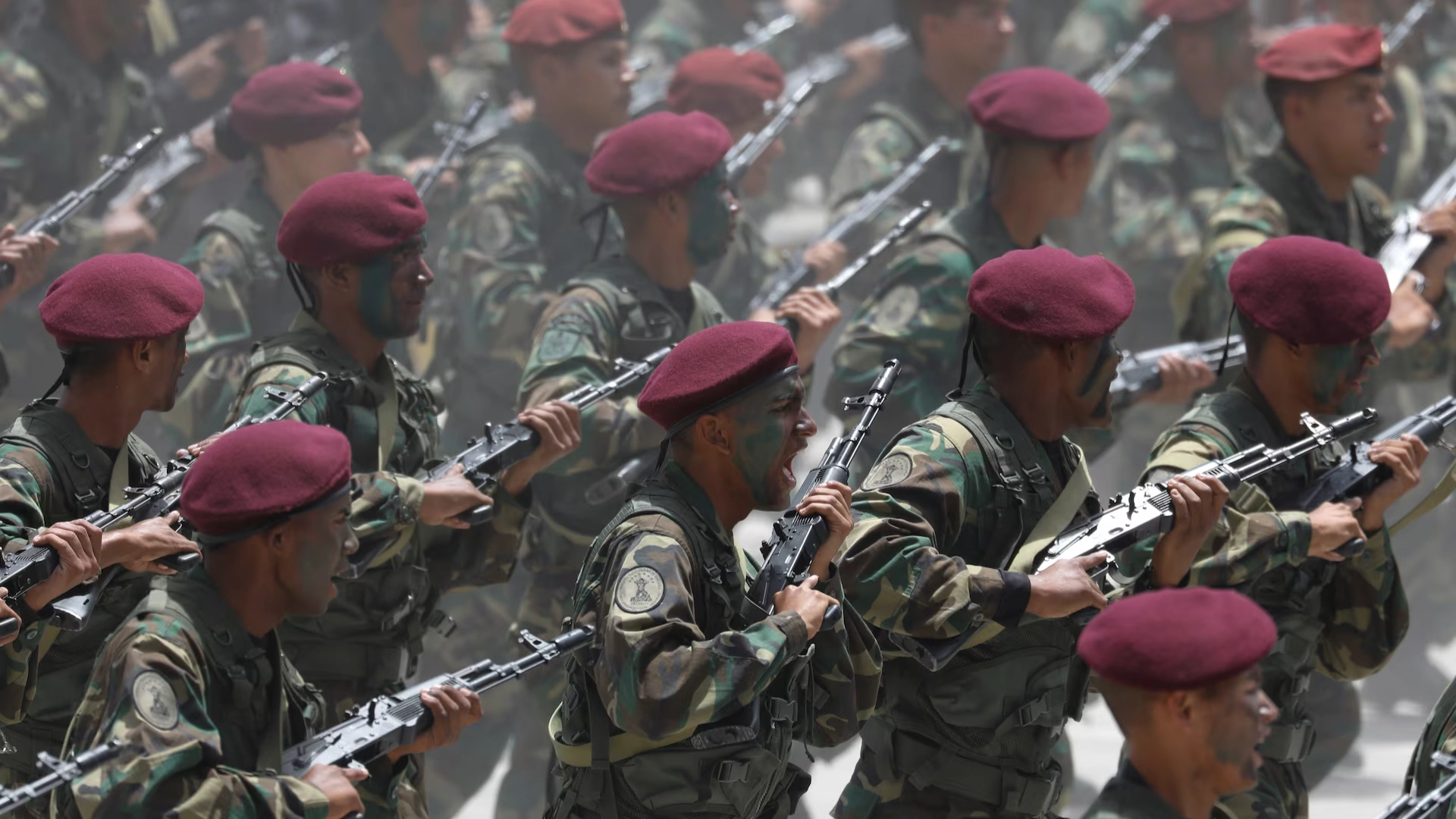 انضمام آلاف الجنود إلى الجيش الفنزويلي مع تصاعد التوترات مع أميركا 