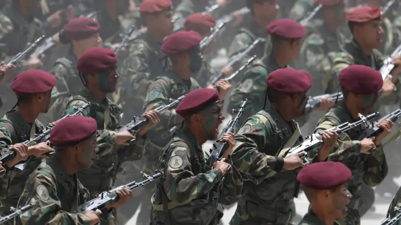 انضمام آلاف الجنود إلى الجيش الفنزويلي مع تصاعد التوترات مع أميركا