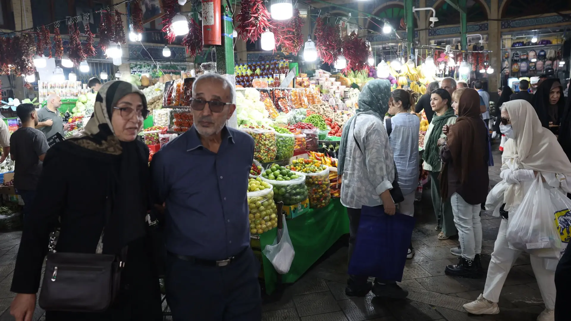 47 من العقوبات يُهوي بالريال ويختبر رهان "الخنق الاقتصادي" (رويترز) 47 من العقوبات يُهوي بالريال ويختبر رهان "الخنق الاقتصادي" (رويترز)