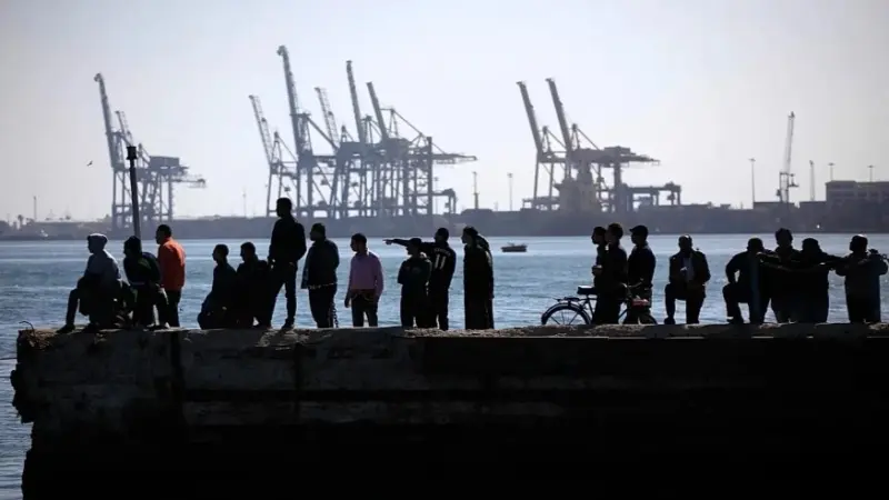 ما سبب حادث حريق ميناء دمياط في مصر؟